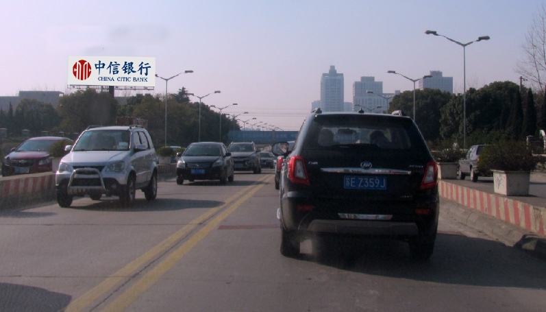 昆山長(zhǎng)江路公鐵立交橋邊單立柱